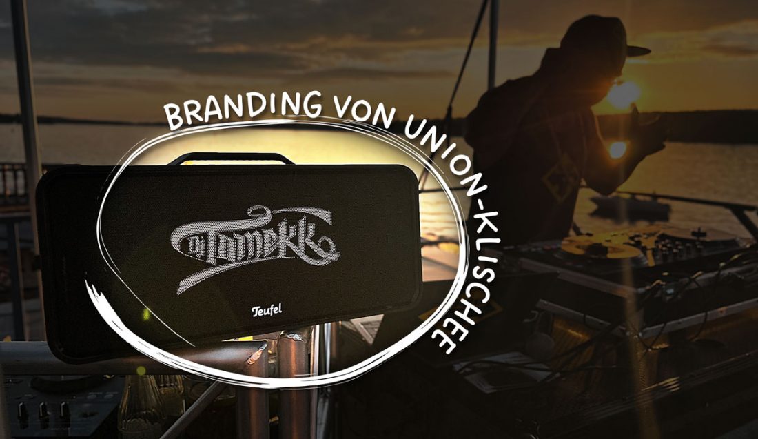 Teufel Boomster mit DJ Tommek Branding von Union-Klischee, im Vordergrund ein DJ bei Sonnenuntergang.