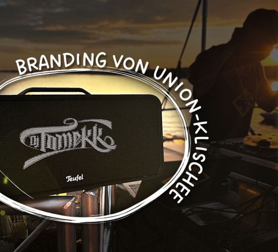 Teufel Boomster mit DJ Tommek Branding von Union-Klischee, im Vordergrund ein DJ bei Sonnenuntergang.